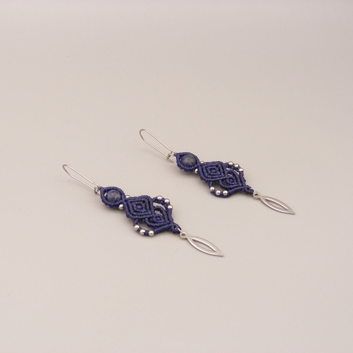 Brincos em micro-macramé azul escuro 
