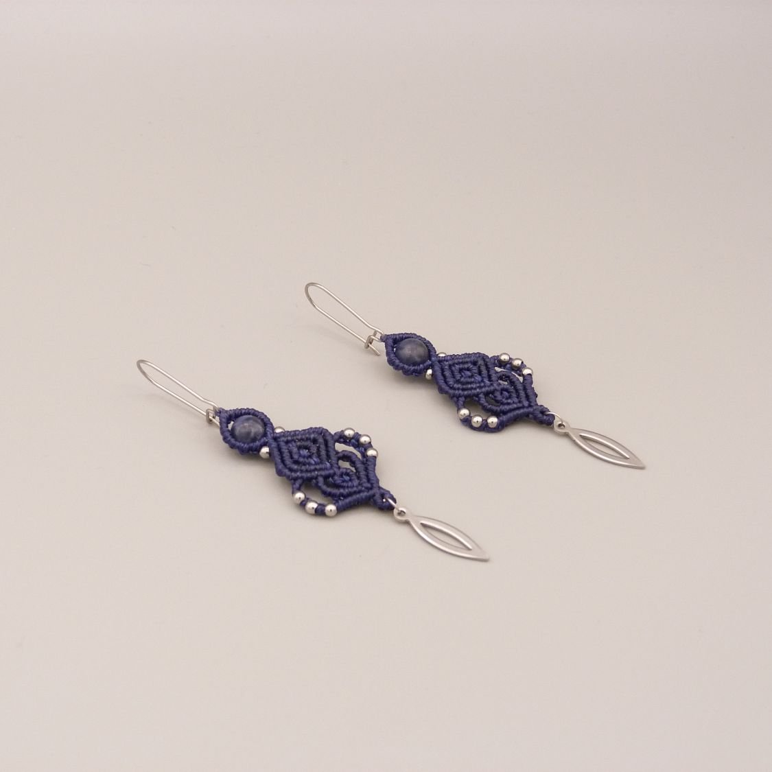 Brincos em micro-macramé azul escuro 