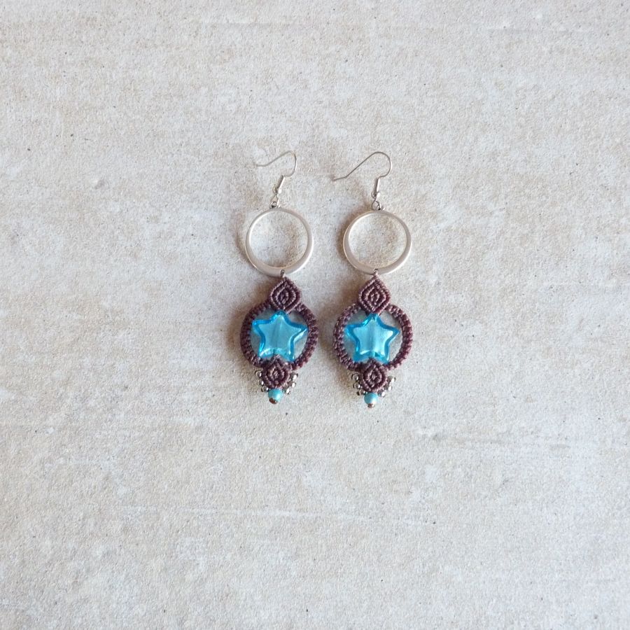 Brincos em micro-macramé chocolate castanho/azul estrela de vidro Murano