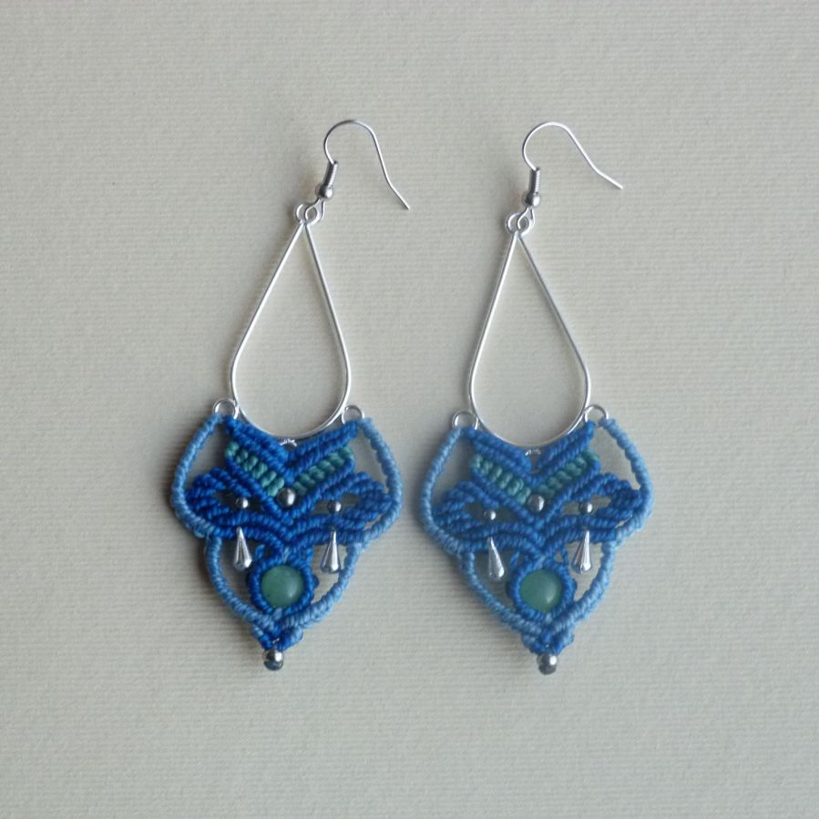 Brincos em micro-macramé azul/azul/verde-turquesa