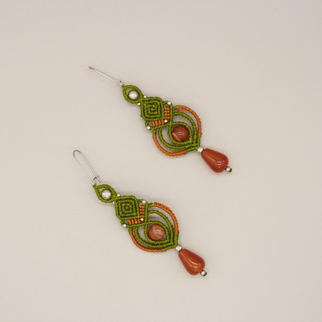 Brincos verdes e caramelo micromacramé com missangas carnelianas