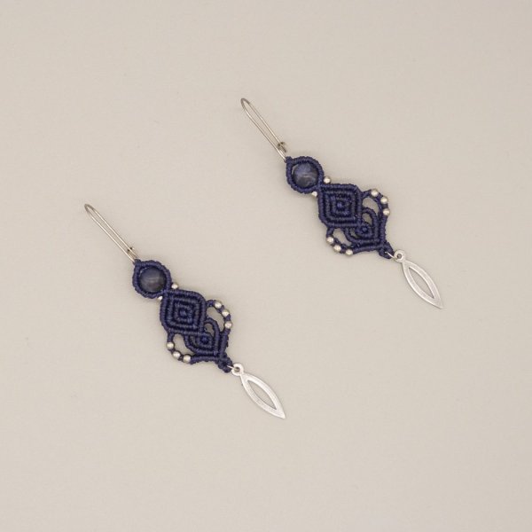 Brincos em micro-macram&eacute; azul escuro 