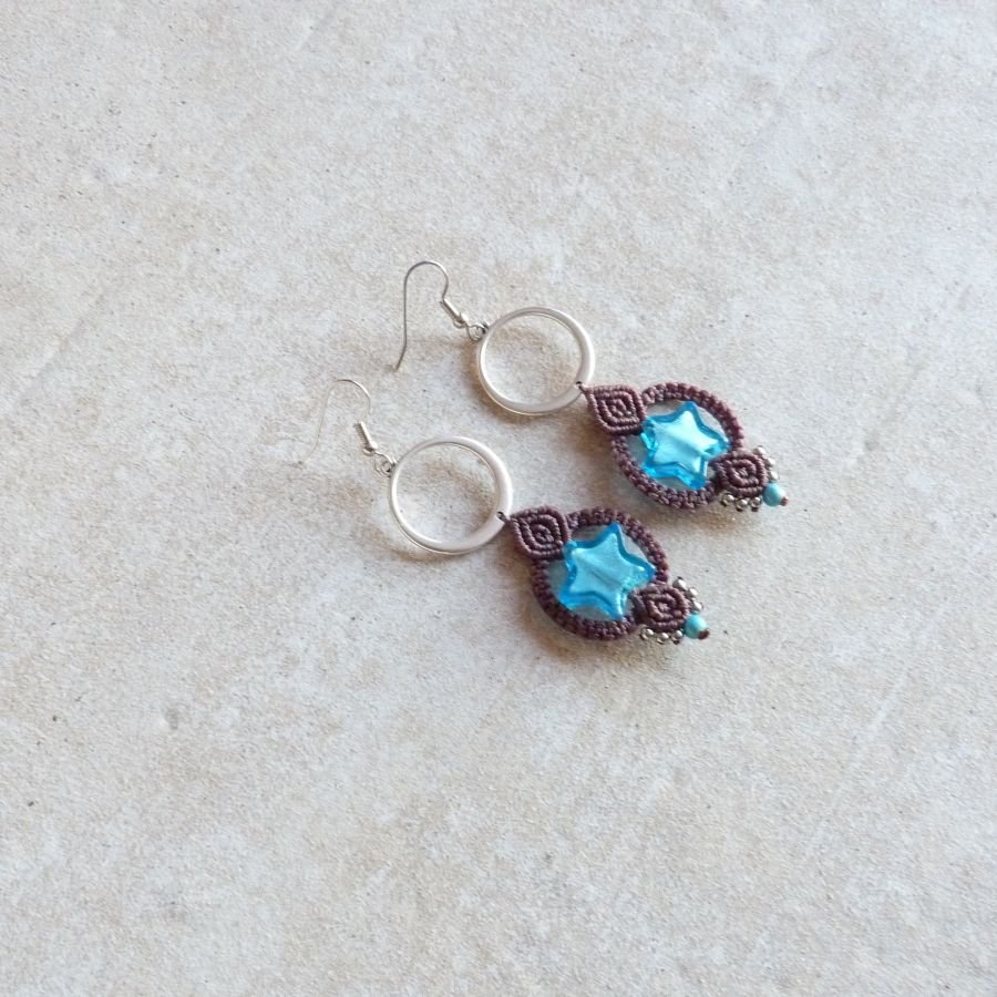 Brincos em micro-macramé chocolate castanho/azul estrela de vidro Murano