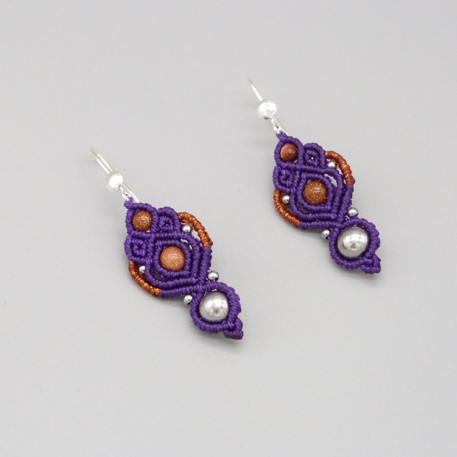 Brincos de micro macramé roxo com gancho de prata 925