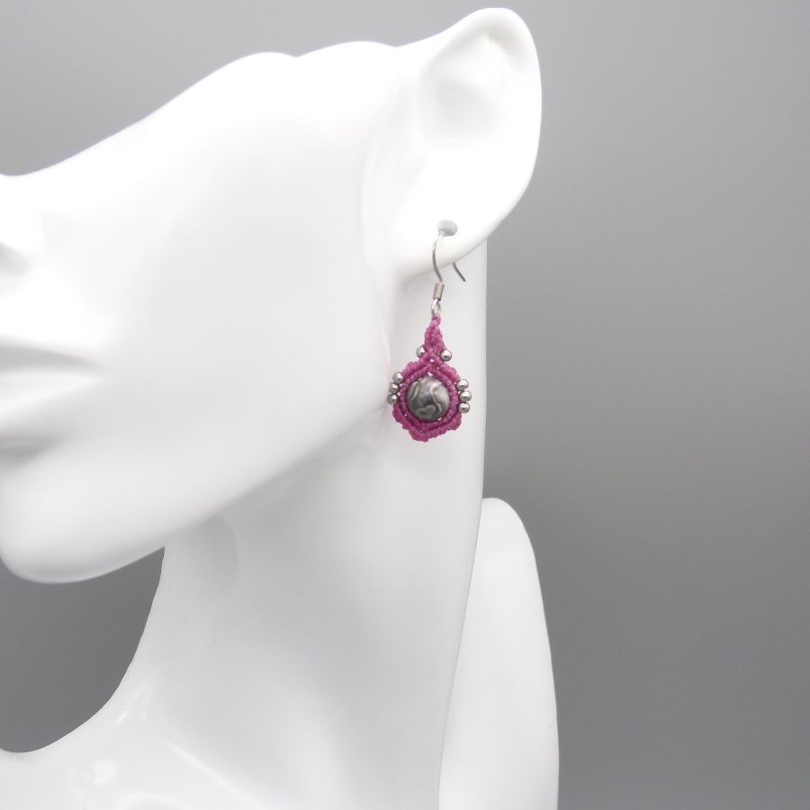 Brincos de micro-macramé cor-de-rosa doce com contas de jaspe de folha de prata