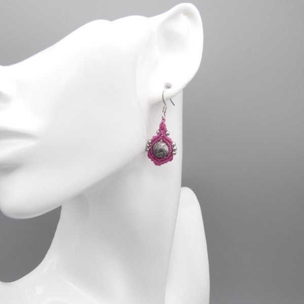 Brincos de micro-macram&eacute; cor-de-rosa doce com contas de jaspe de folha de prata