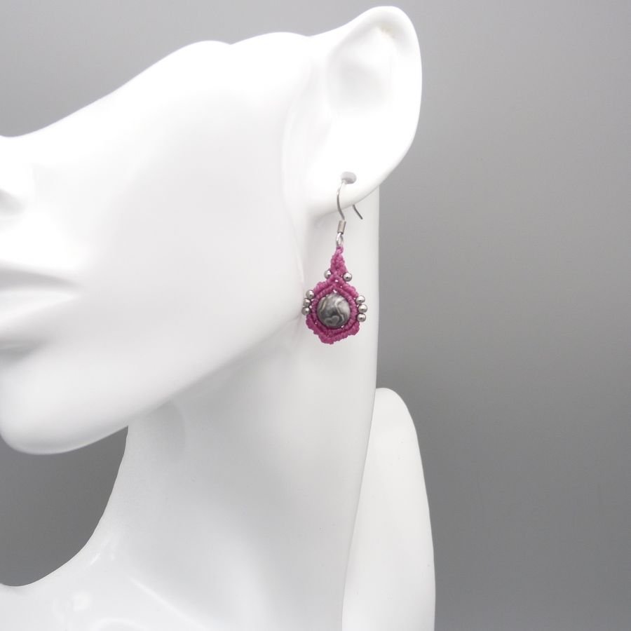 Brincos de micro-macramé cor-de-rosa doce com contas de jaspe de folha de prata