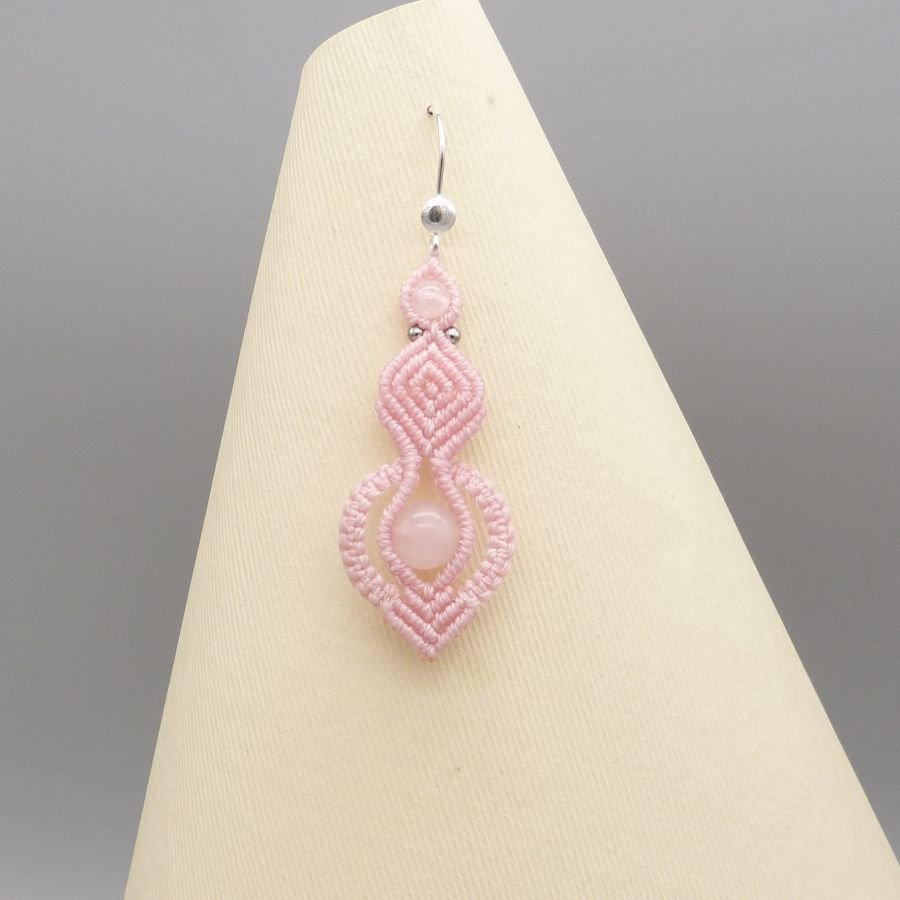 Brincos em micromacramé rosa claro