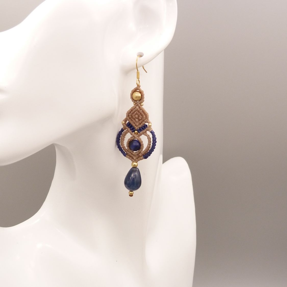 Brincos em micro-macramé em bege e azul escuro 