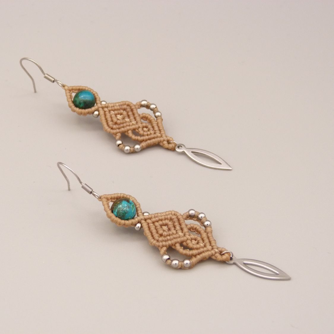 Brincos em micro-macramé bege claro
