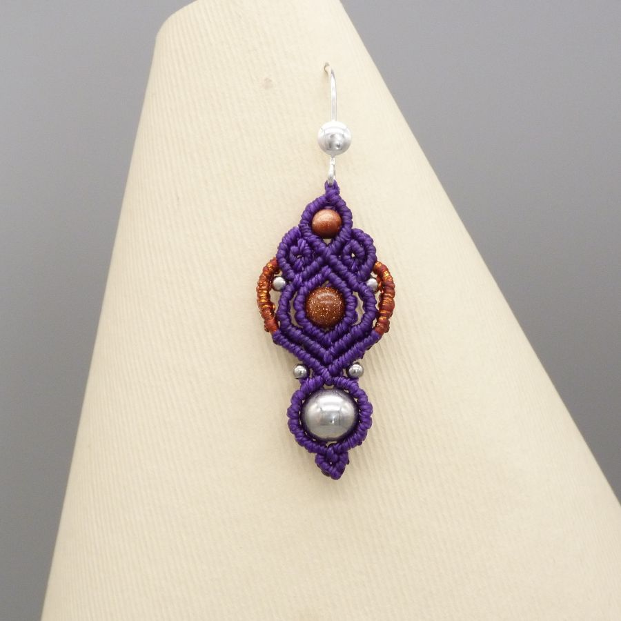 Brincos de micro macramé roxo com gancho de prata 925