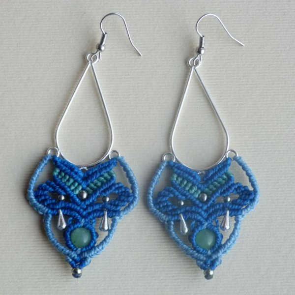 Brincos em micro-macram&eacute; azul/azul/verde-turquesa