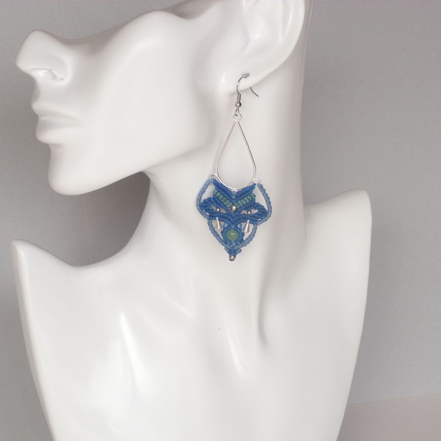 Brincos em micro-macramé azul/azul/verde-turquesa