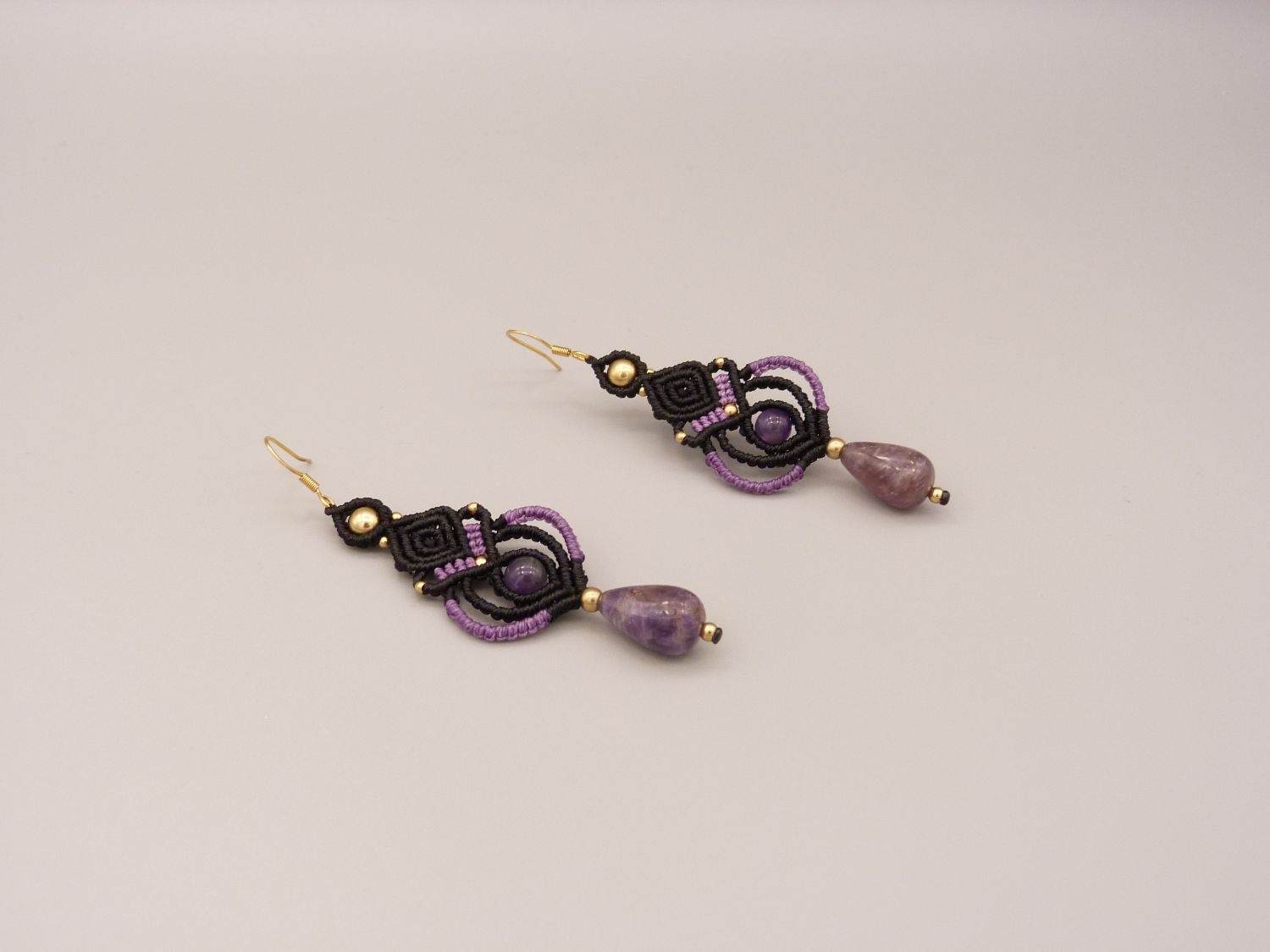 Brincos de micro macramé negro com contas ametistas