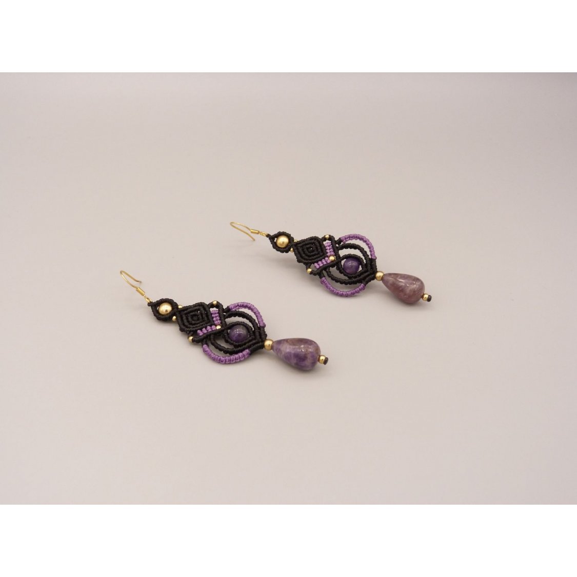 Brincos de micro macramé negro com contas ametistas