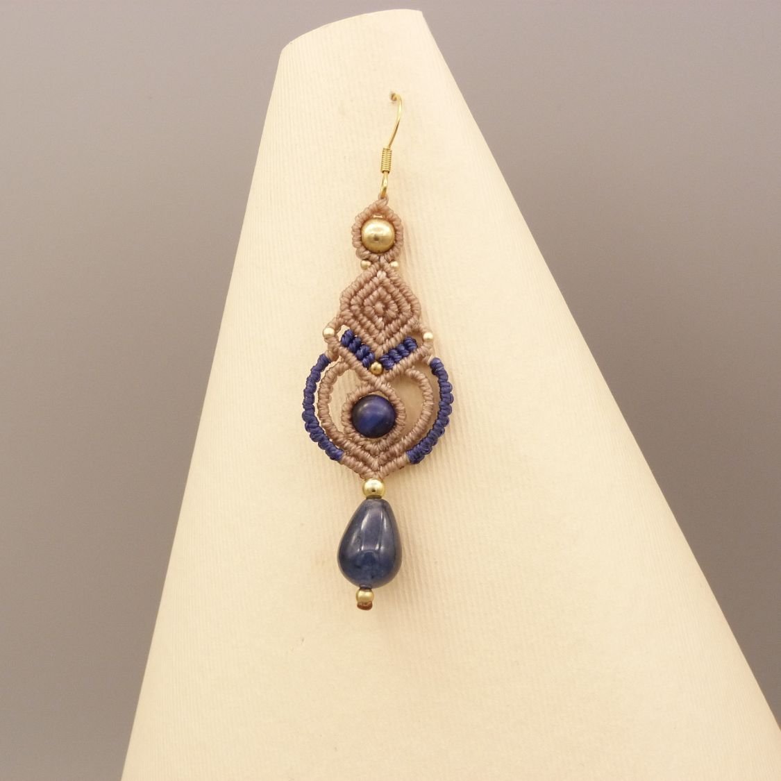 Brincos em micro-macramé em bege e azul escuro 