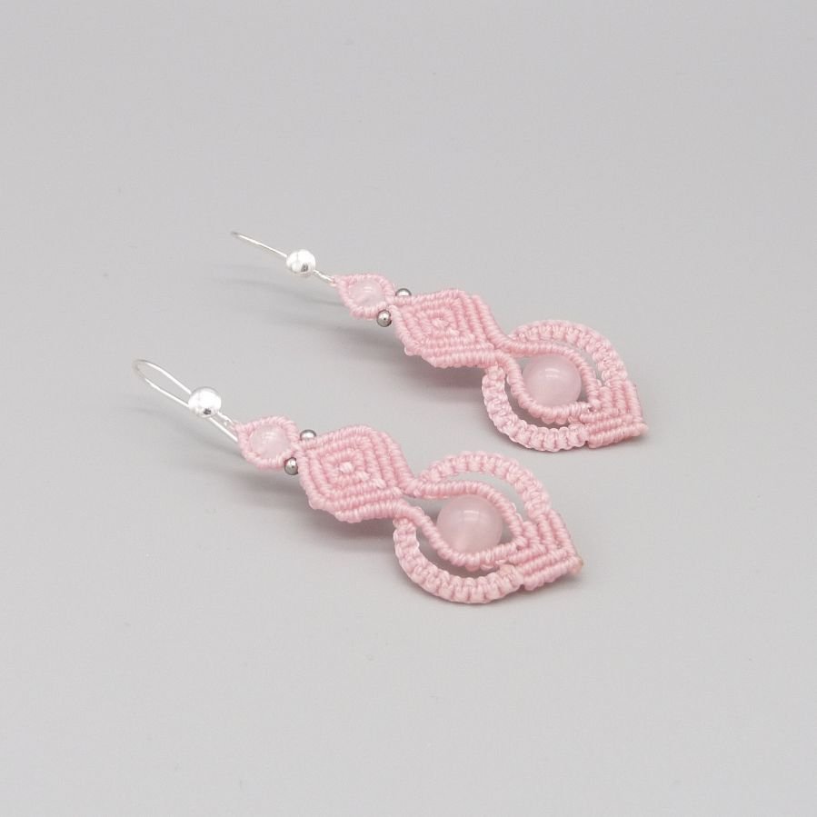 Brincos em micromacramé rosa claro