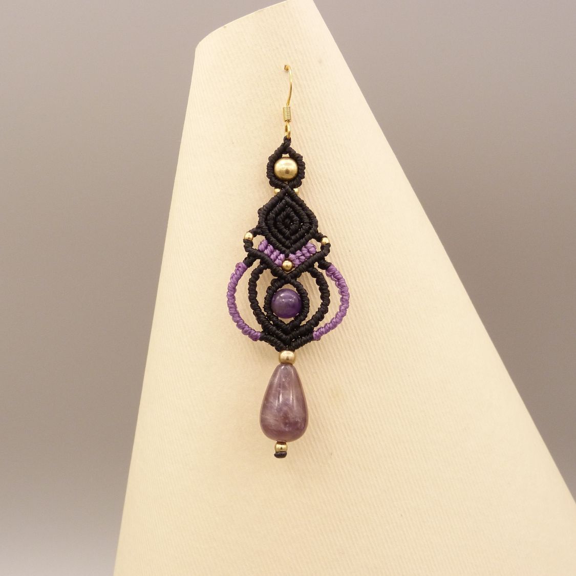 Brincos de micro macramé negro com contas ametistas