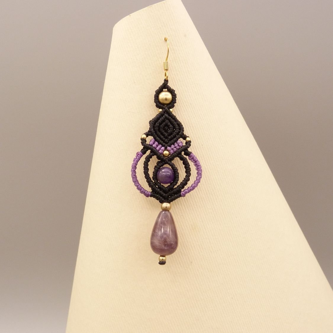 Brincos de micro macramé negro com contas ametistas