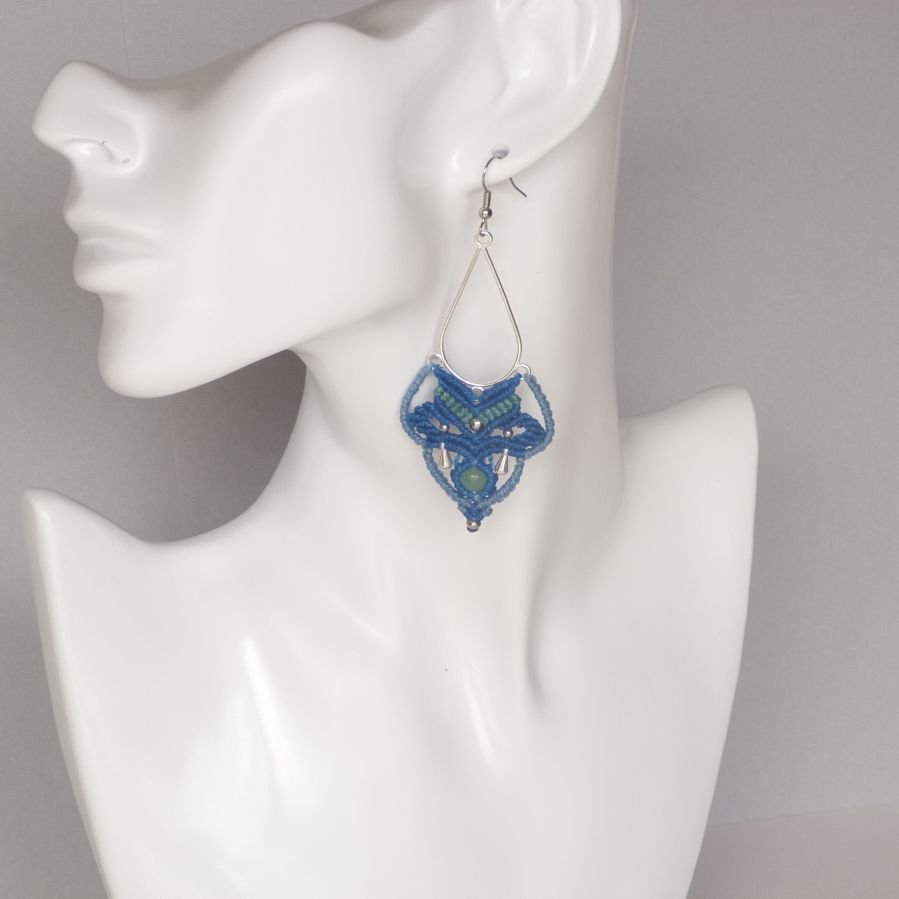 Brincos em micro-macramé azul/azul/verde-turquesa