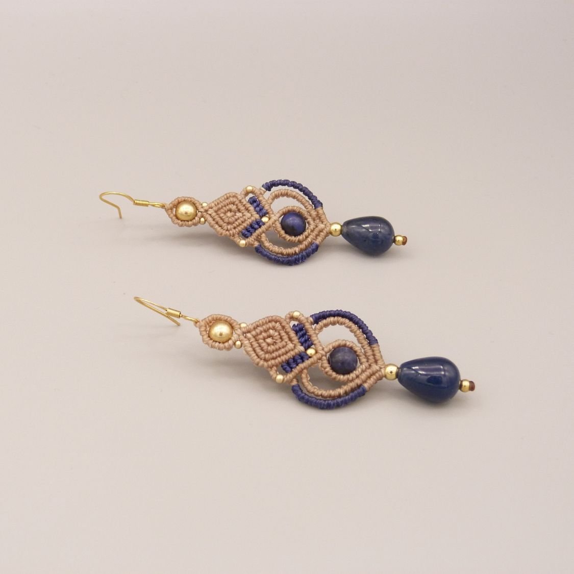 Brincos em micro-macramé em bege e azul escuro 