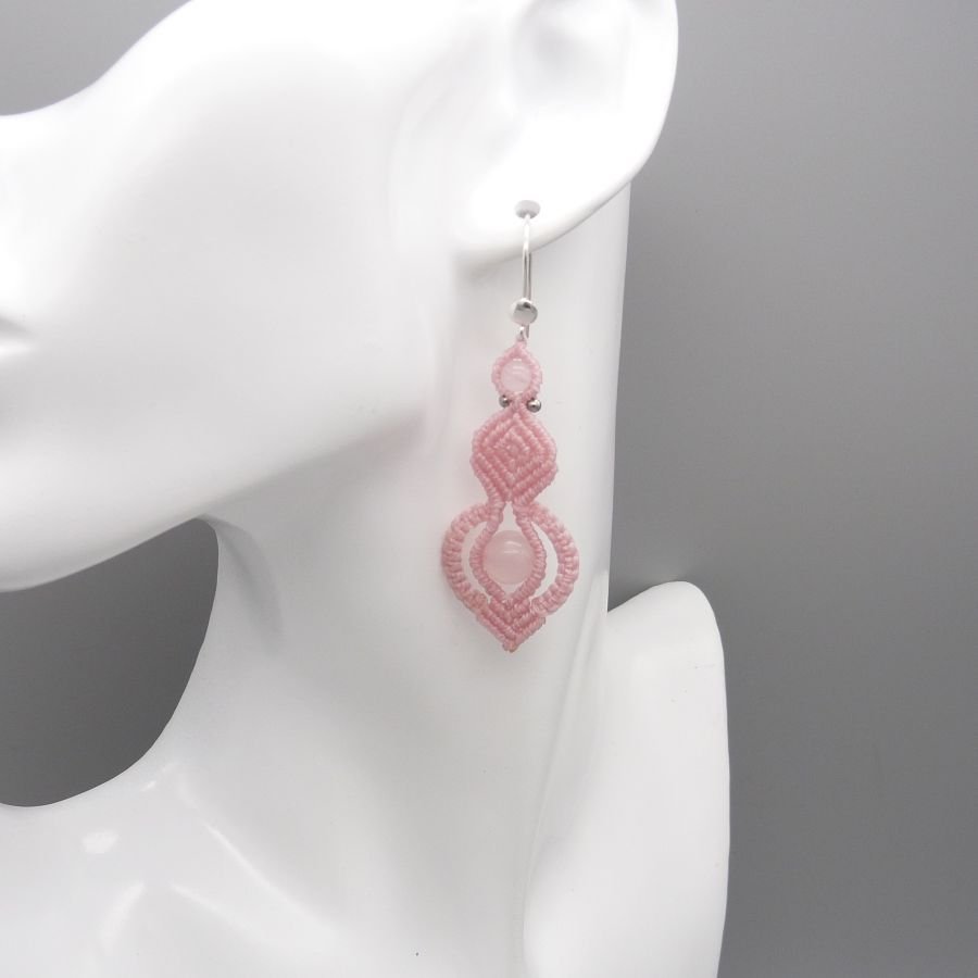 Brincos em micromacramé rosa claro