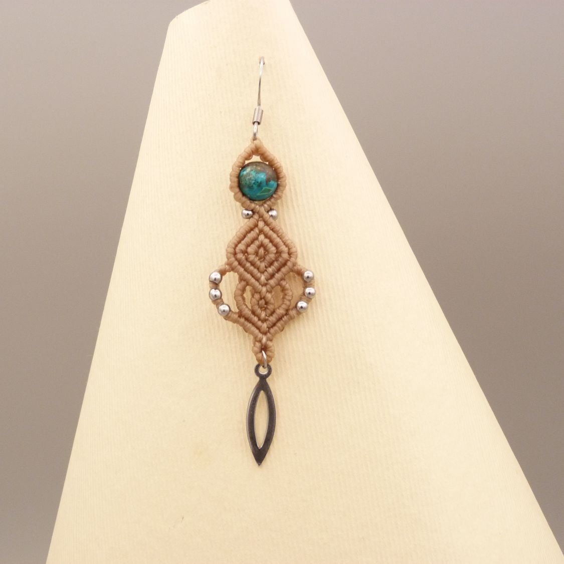 Brincos em micro-macramé bege claro