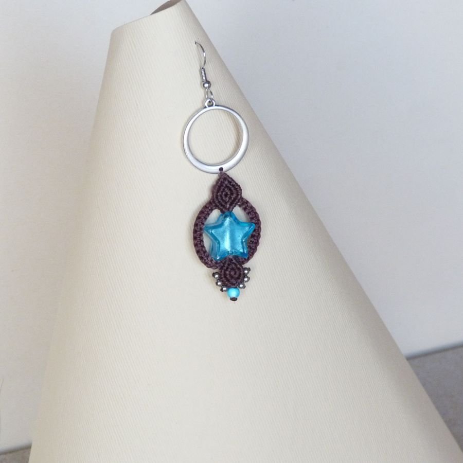 Brincos em micro-macramé chocolate castanho/azul estrela de vidro Murano