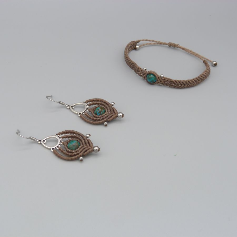 Brincos em micro-macramé de cor avelã com uma conta de crisócola