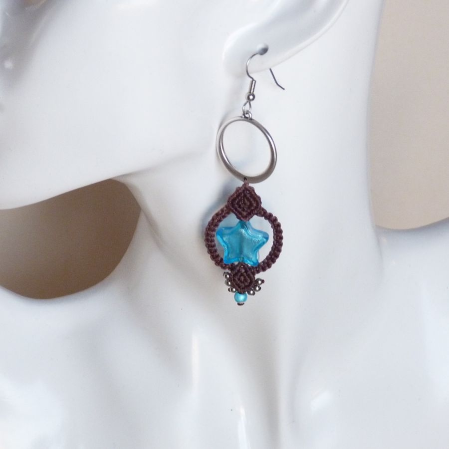 Brincos em micro-macramé chocolate castanho/azul estrela de vidro Murano