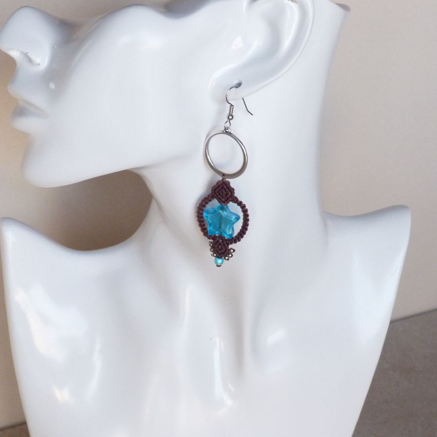 Brincos em micro-macramé chocolate castanho/azul estrela de vidro Murano