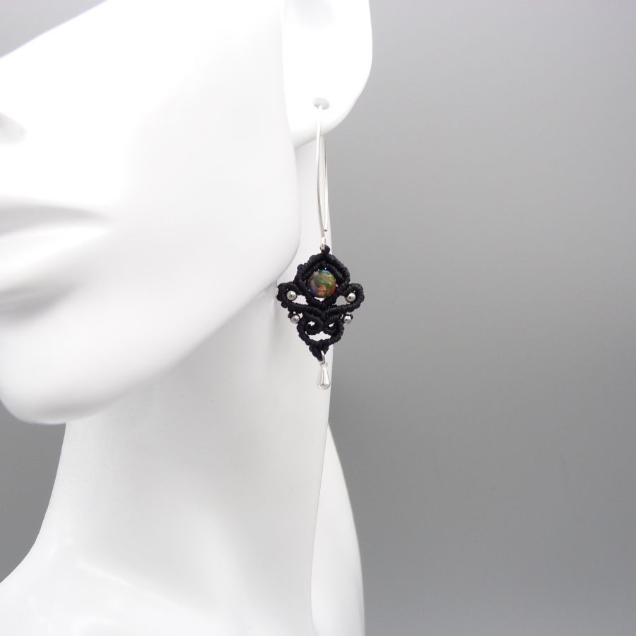 Brincos de micro macramé preto com contas imperiais de jaspe