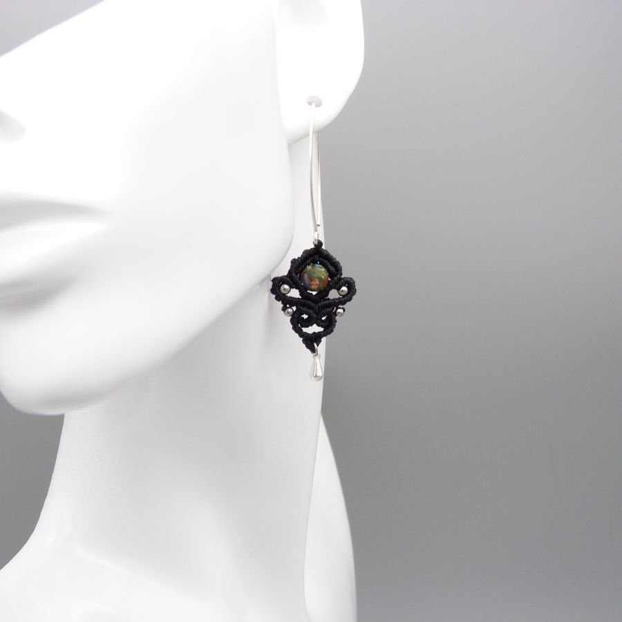 Brincos de micro macramé preto com contas imperiais de jaspe