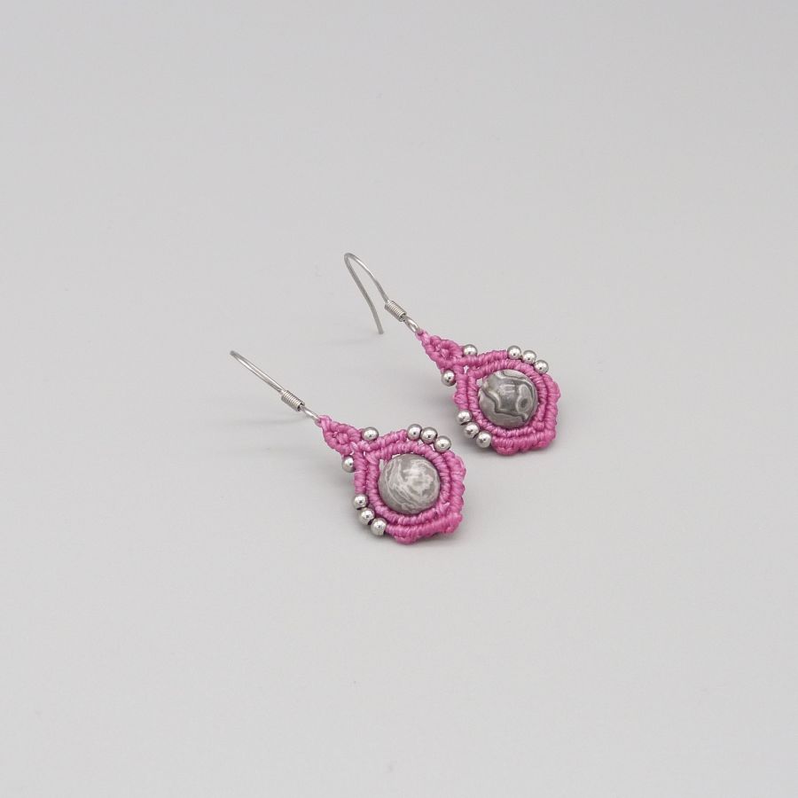 Brincos de micro-macramé cor-de-rosa doce com contas de jaspe de folha de prata