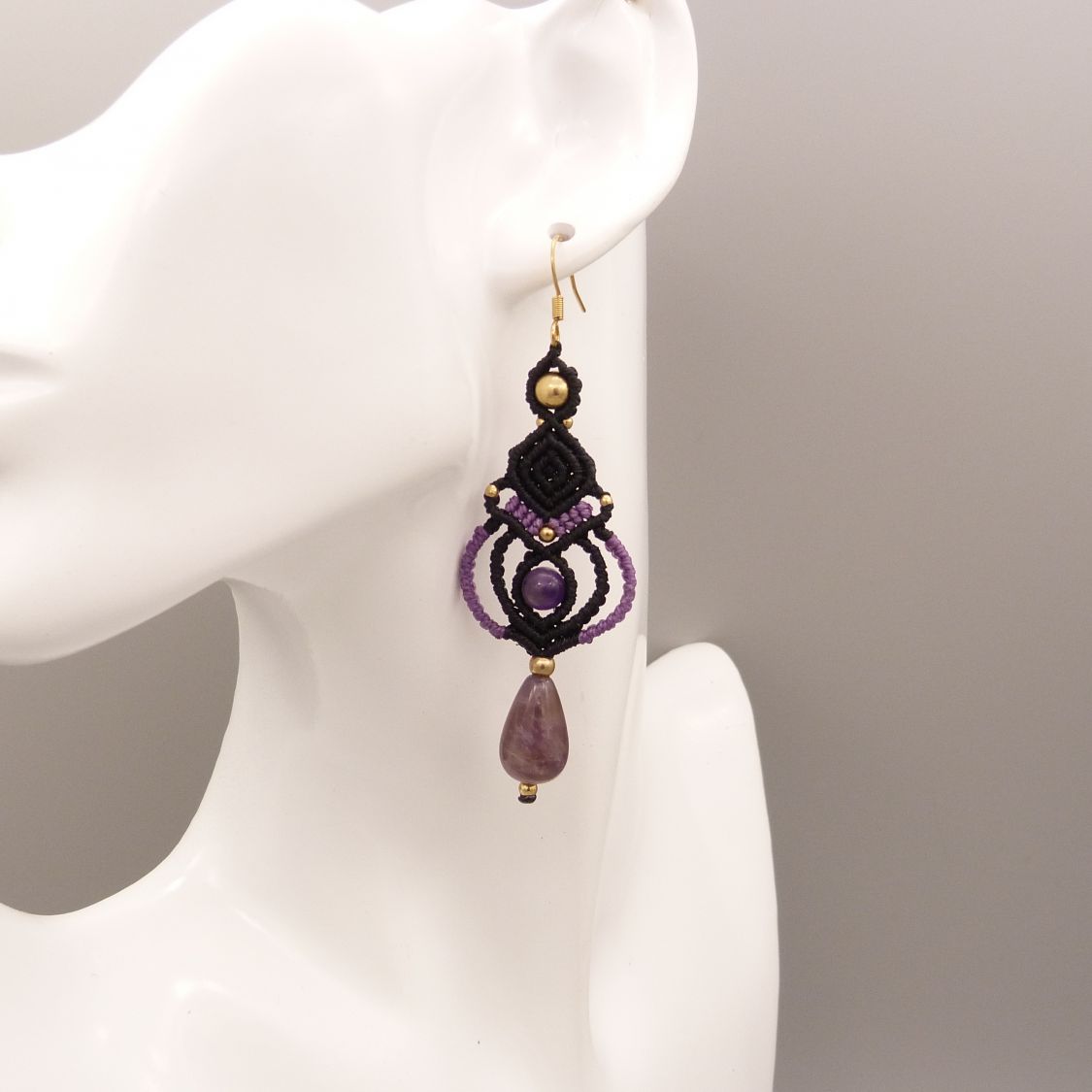 Brincos de micro macramé negro com contas ametistas