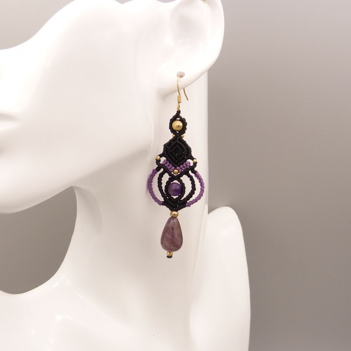 Brincos de micro macramé negro com contas ametistas
