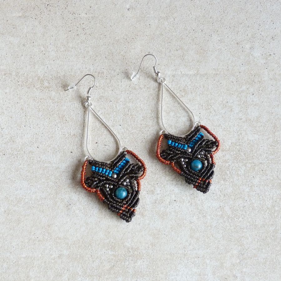 Brincos em micro-macramé castanho, azul turquesa, cobre