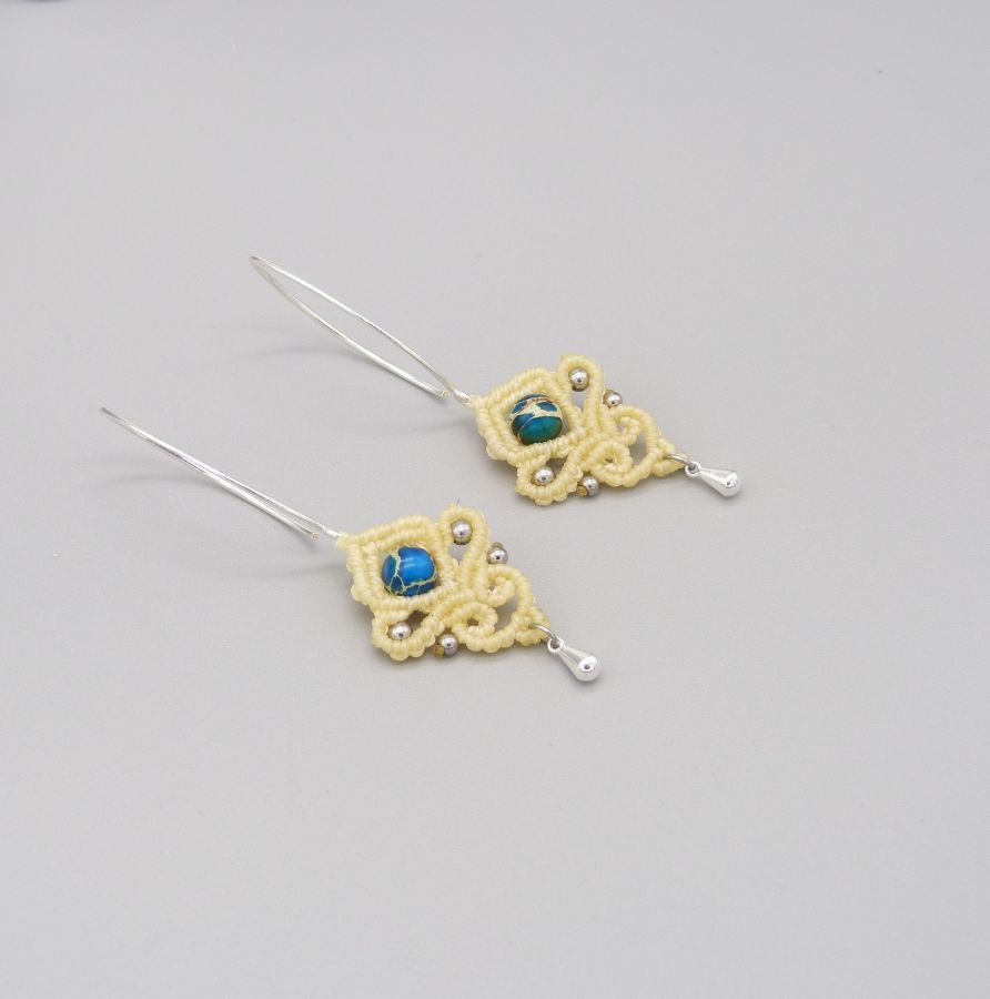Brincos de creme micromacramé com jaspe de aqua terra