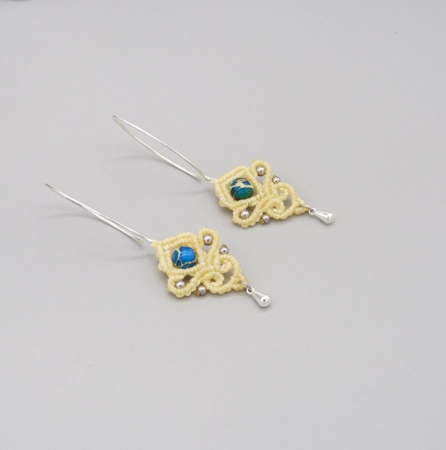 Brincos de creme micromacramé com jaspe de aqua terra