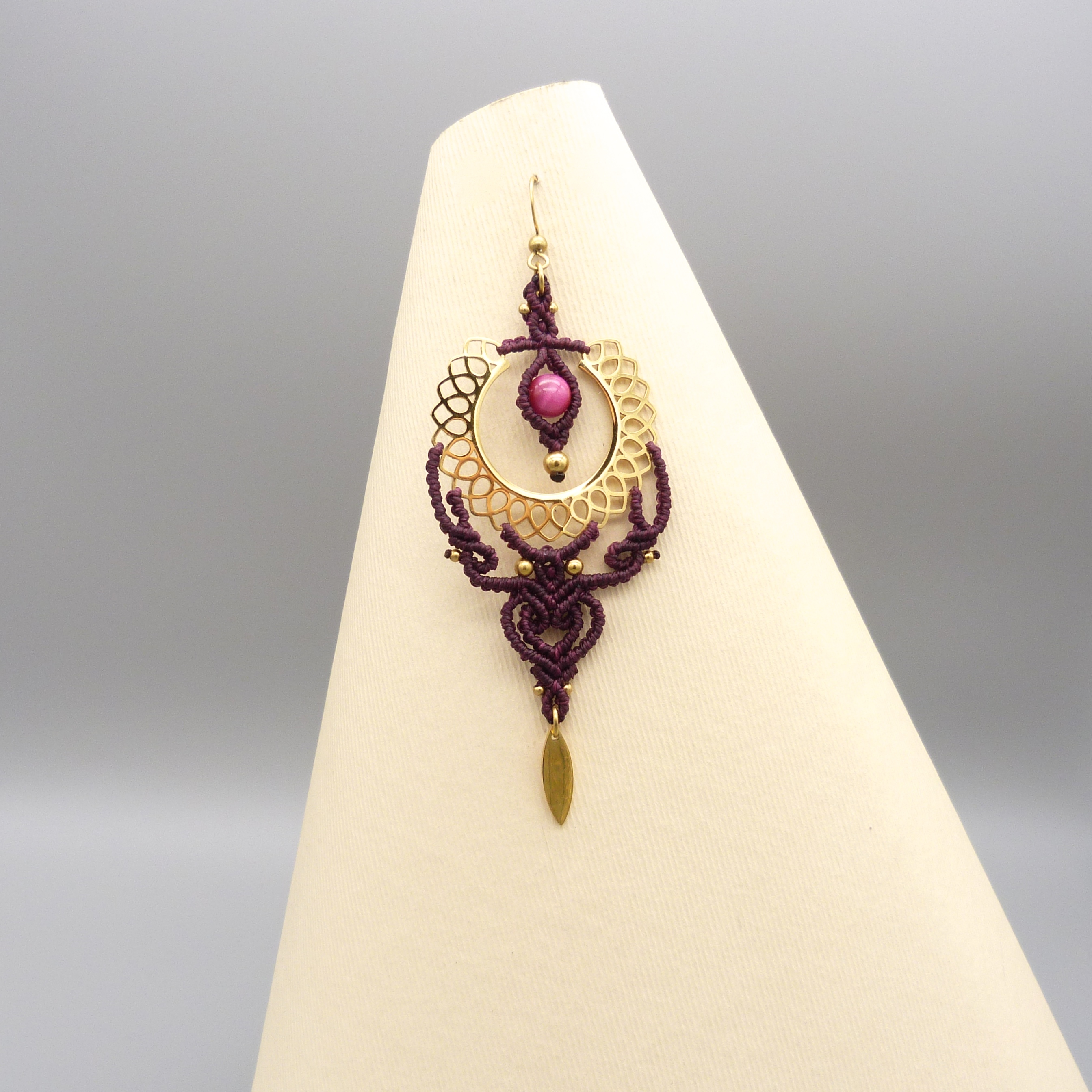 Boucles d'oreilles prune en micro-macram&eacute; avec oeil de tigre teint&eacute;