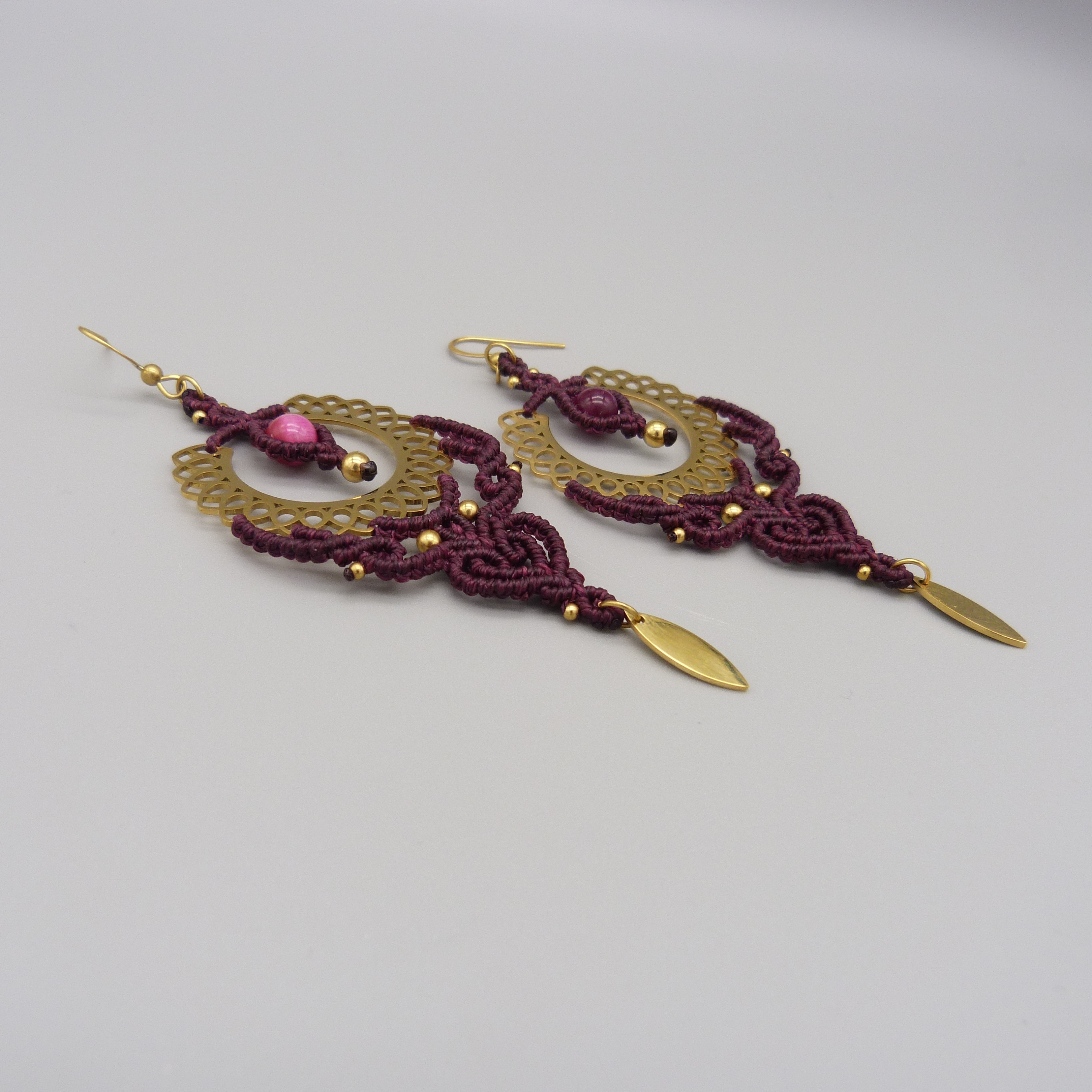 Boucles d'oreilles prune en micro-macram&eacute; avec oeil de tigre teint&eacute;