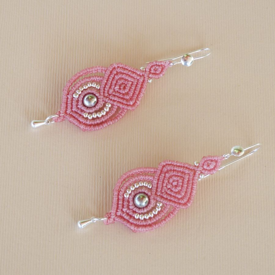 Brincos de micro macramé rosa com 925 ganchos de prata