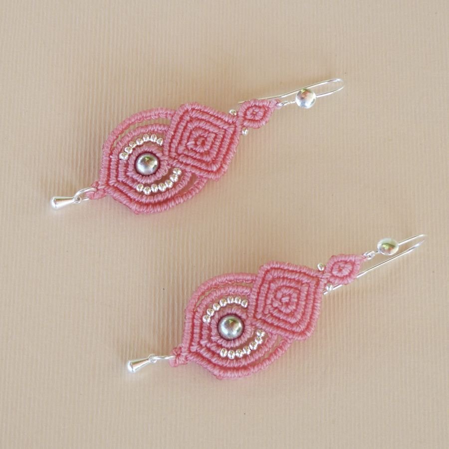 Brincos de micro macramé rosa com 925 ganchos de prata