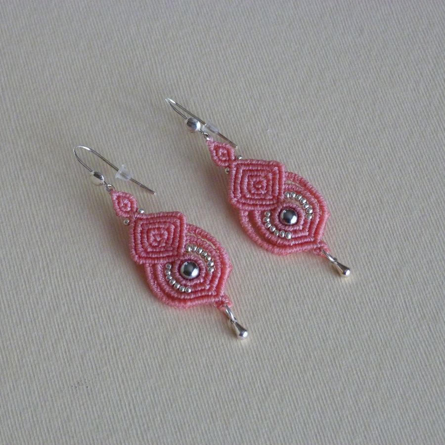 Brincos de micro macramé rosa com 925 ganchos de prata