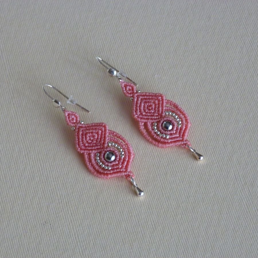 Brincos de micro macramé rosa com 925 ganchos de prata