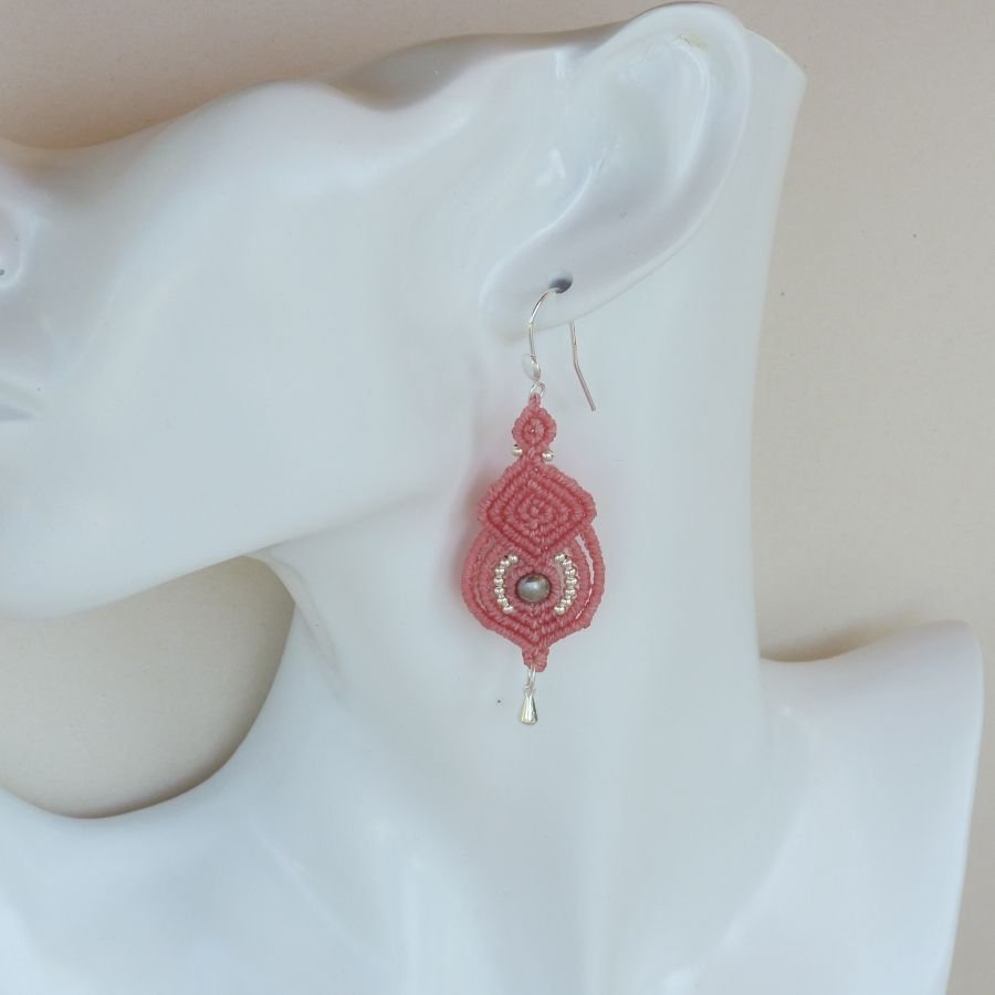 Brincos de micro macramé rosa com 925 ganchos de prata