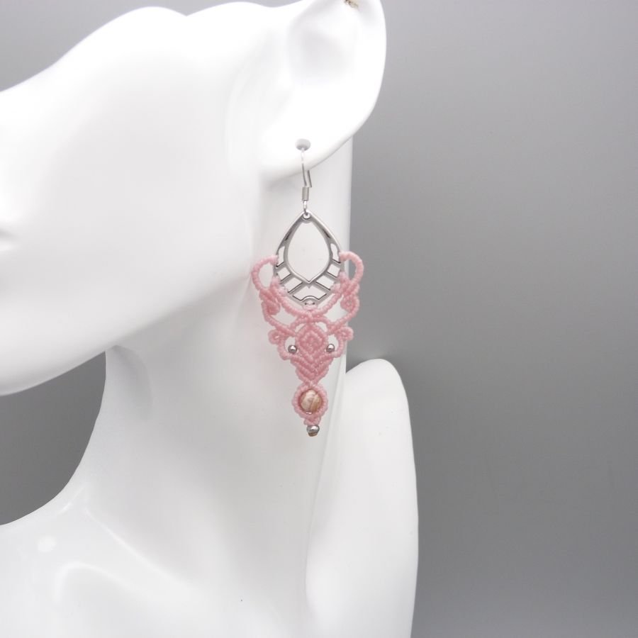 Brincos de micromacramé rosa com uma conta de rodochrosite