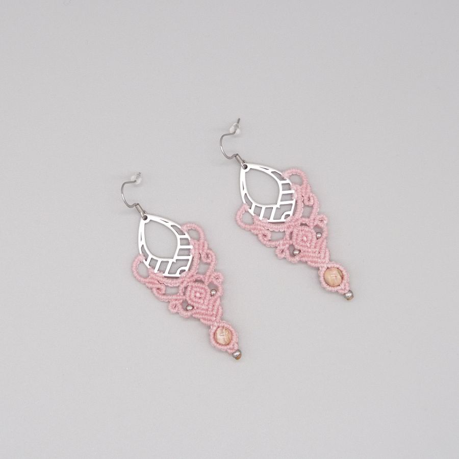 Brincos de micromacramé rosa com uma conta de rodochrosite