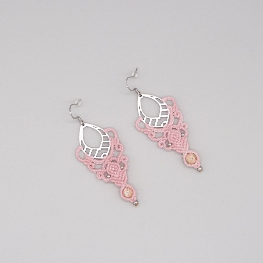 Brincos de micromacramé rosa com uma conta de rodochrosite