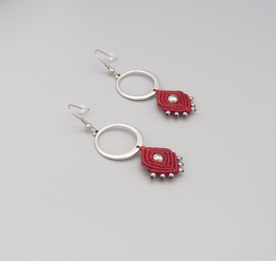Brincos vermelhos em micromacramé  